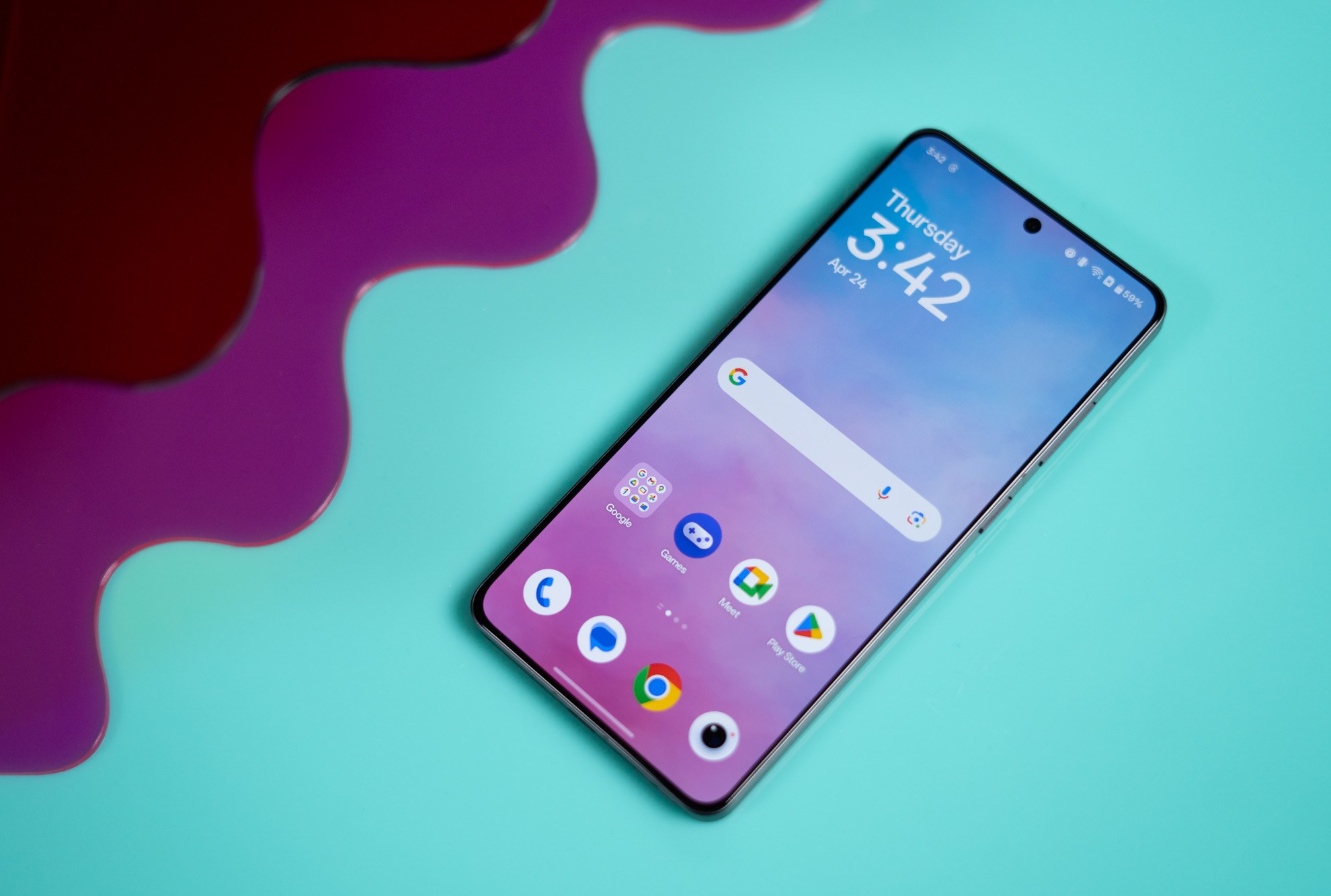 OnePlus 13R على خلفية زرقاء