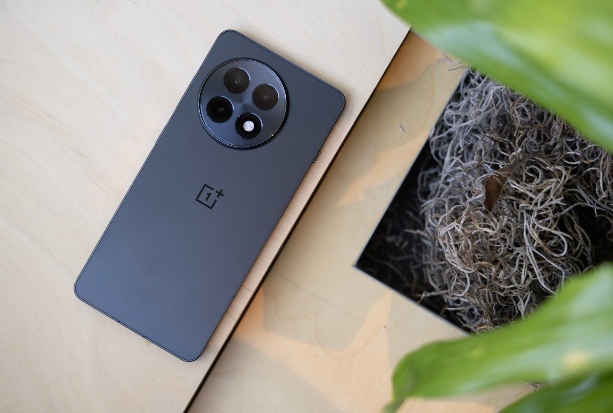 OnePlus 13R على طاولة خشبية