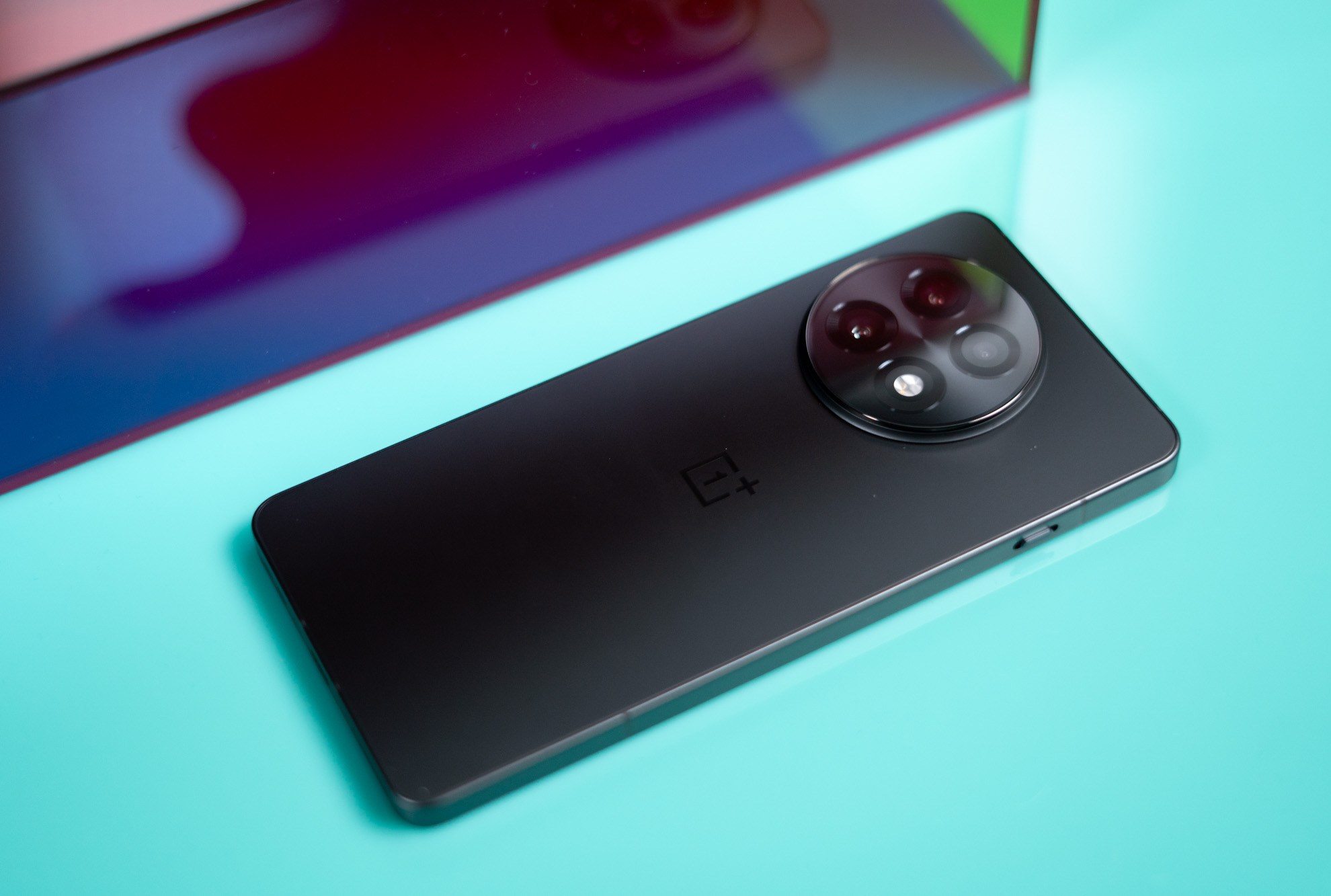 OnePlus 13R على خلفية زرقاء