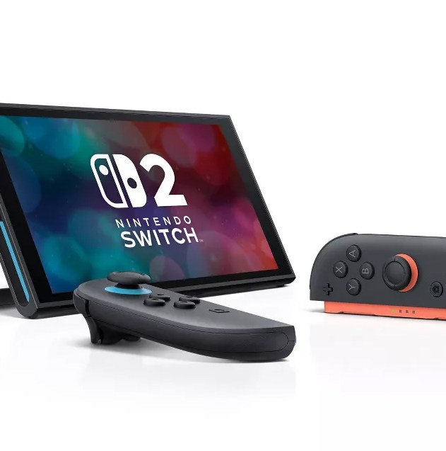 صورة معزولة للمفتاح 2 في وضع الطاولة مع وحدات تحكم Joy-Con 2 بجانبها بزاوية.