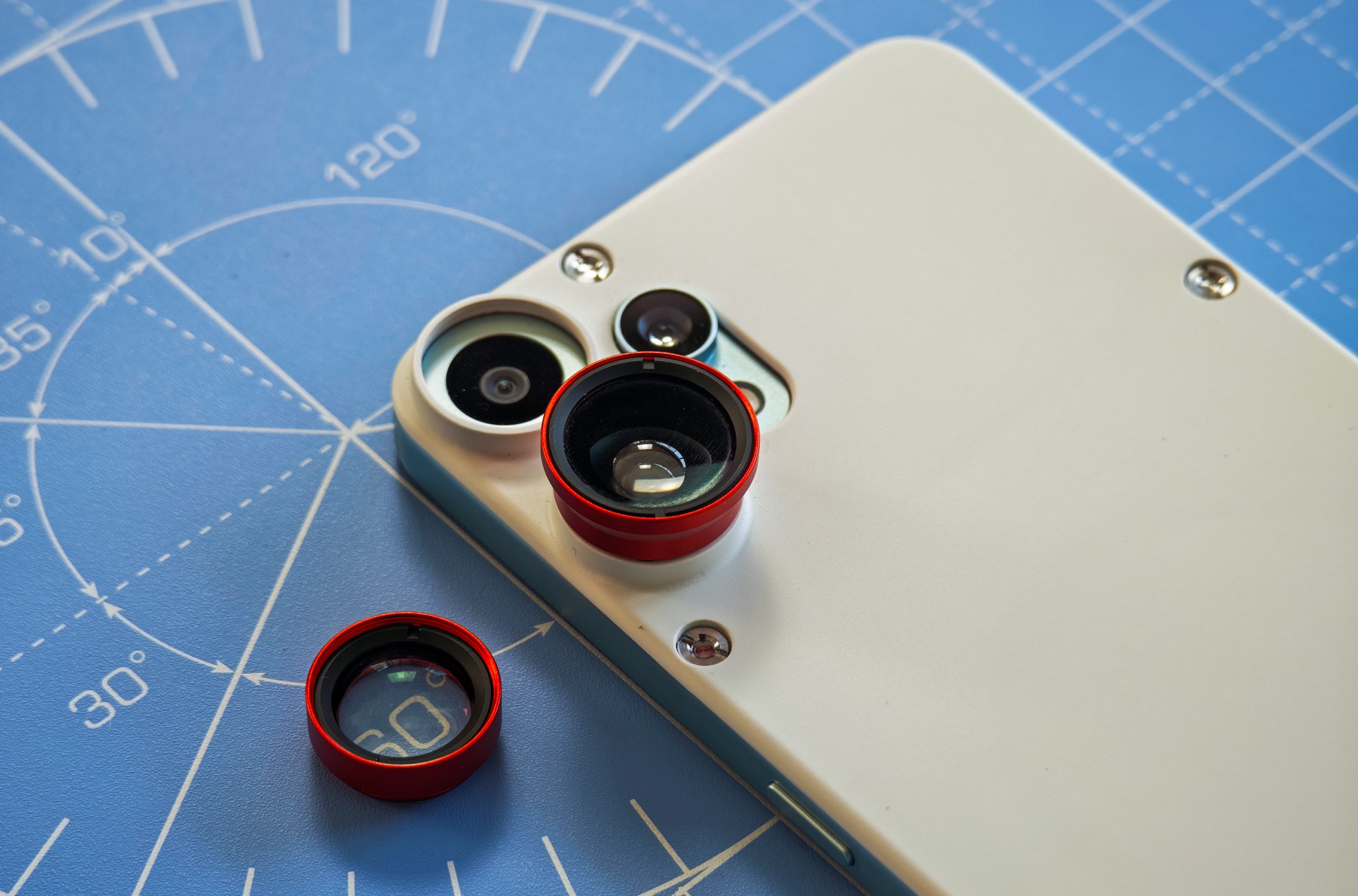 CMF Phone 2 Pro مع عدستين إضافيتين