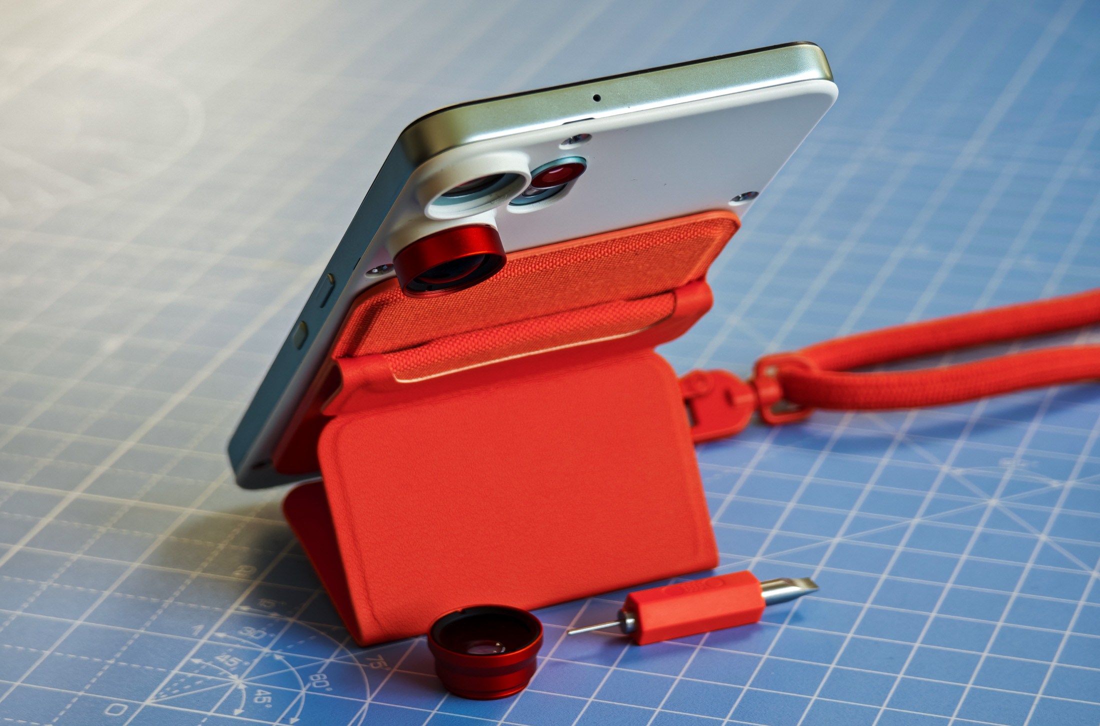 CMF Phone 2 Pro مع الحبل و Kickstand على حد سواء المرفقة ، مع زاوية واحدة