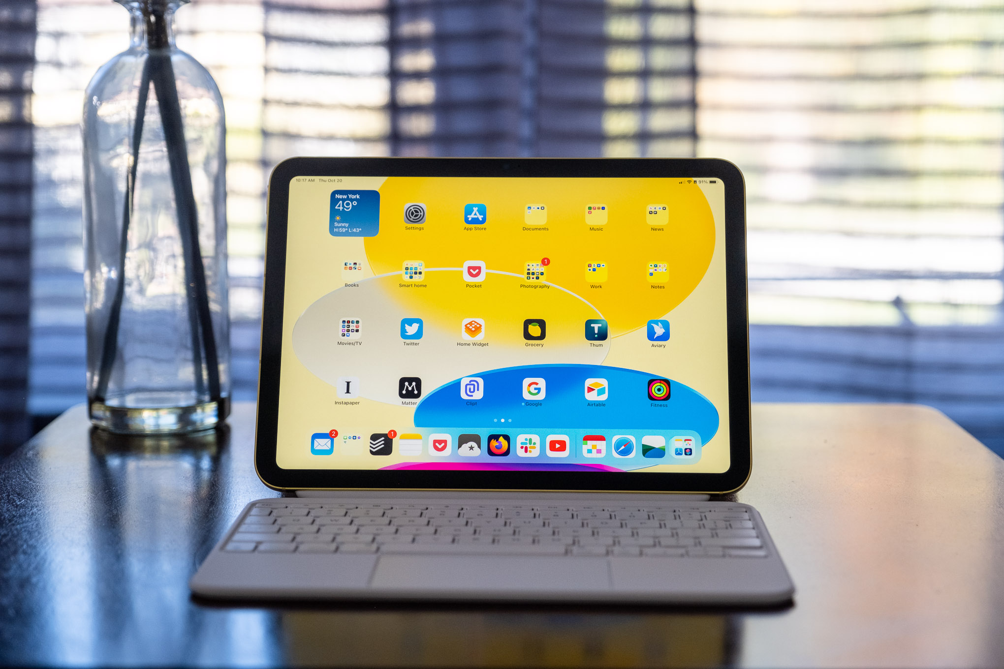 جهاز iPad من الجيل العاشر في ورقة لوحة مفاتيح Apple Magic.