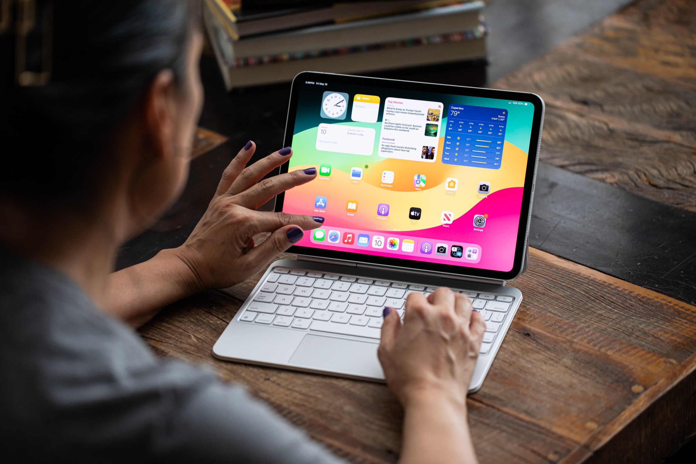 صورة لشخص يقرص الشاشة على جهاز iPad Pro.