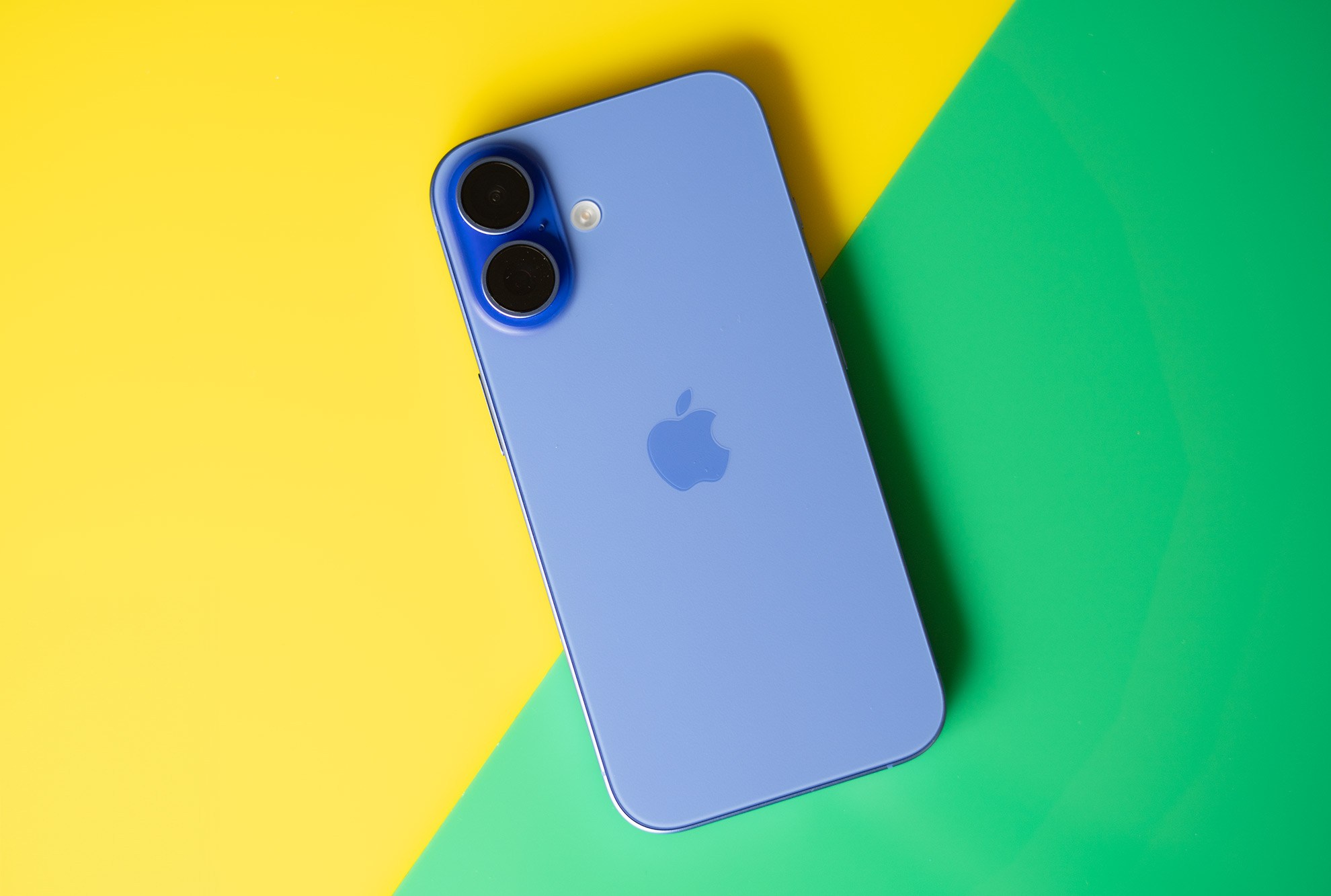iPhone 16 باللون الأزرق