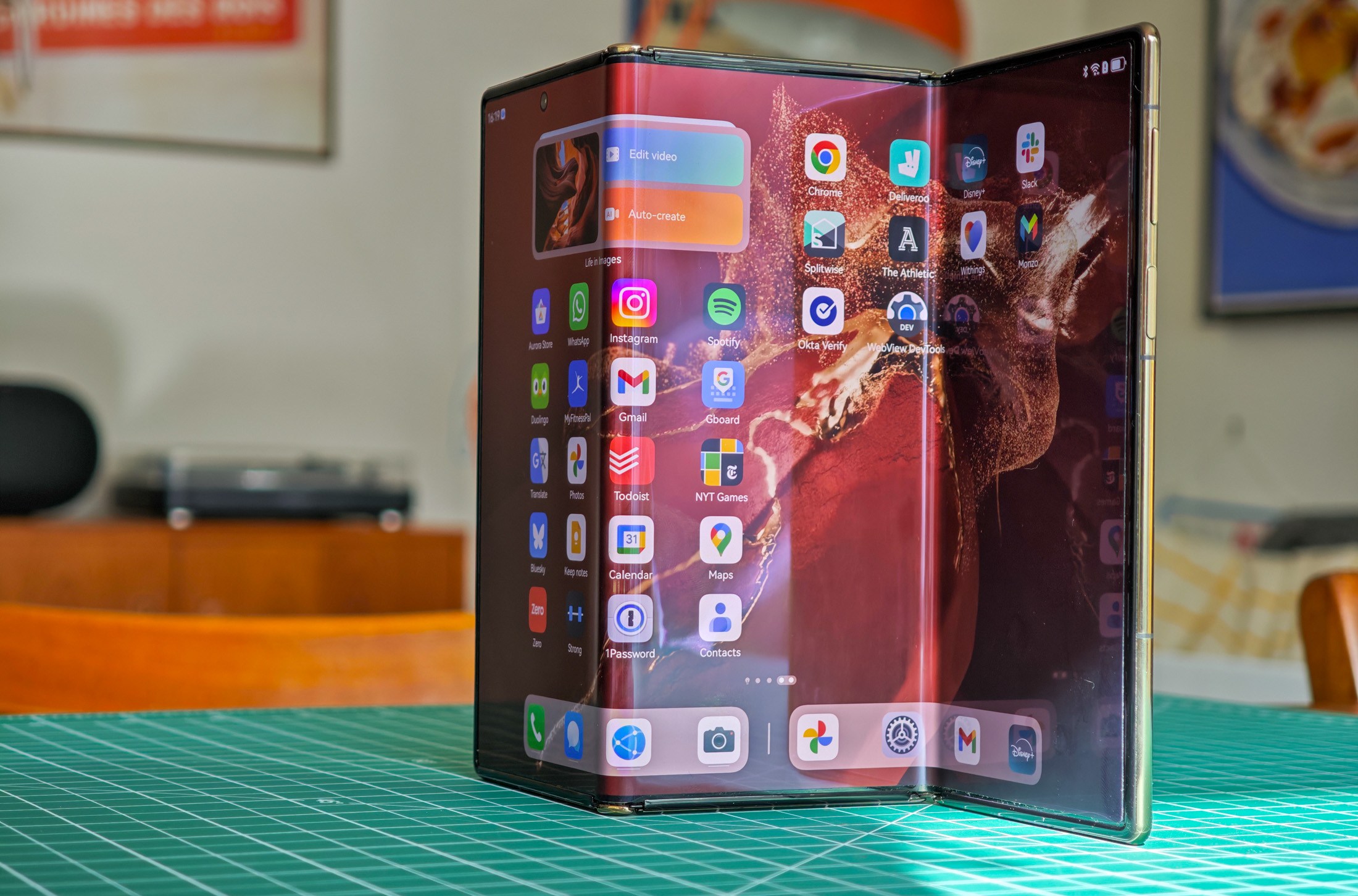 Huawei Mate XT يقف مفتوحًا على طاولة