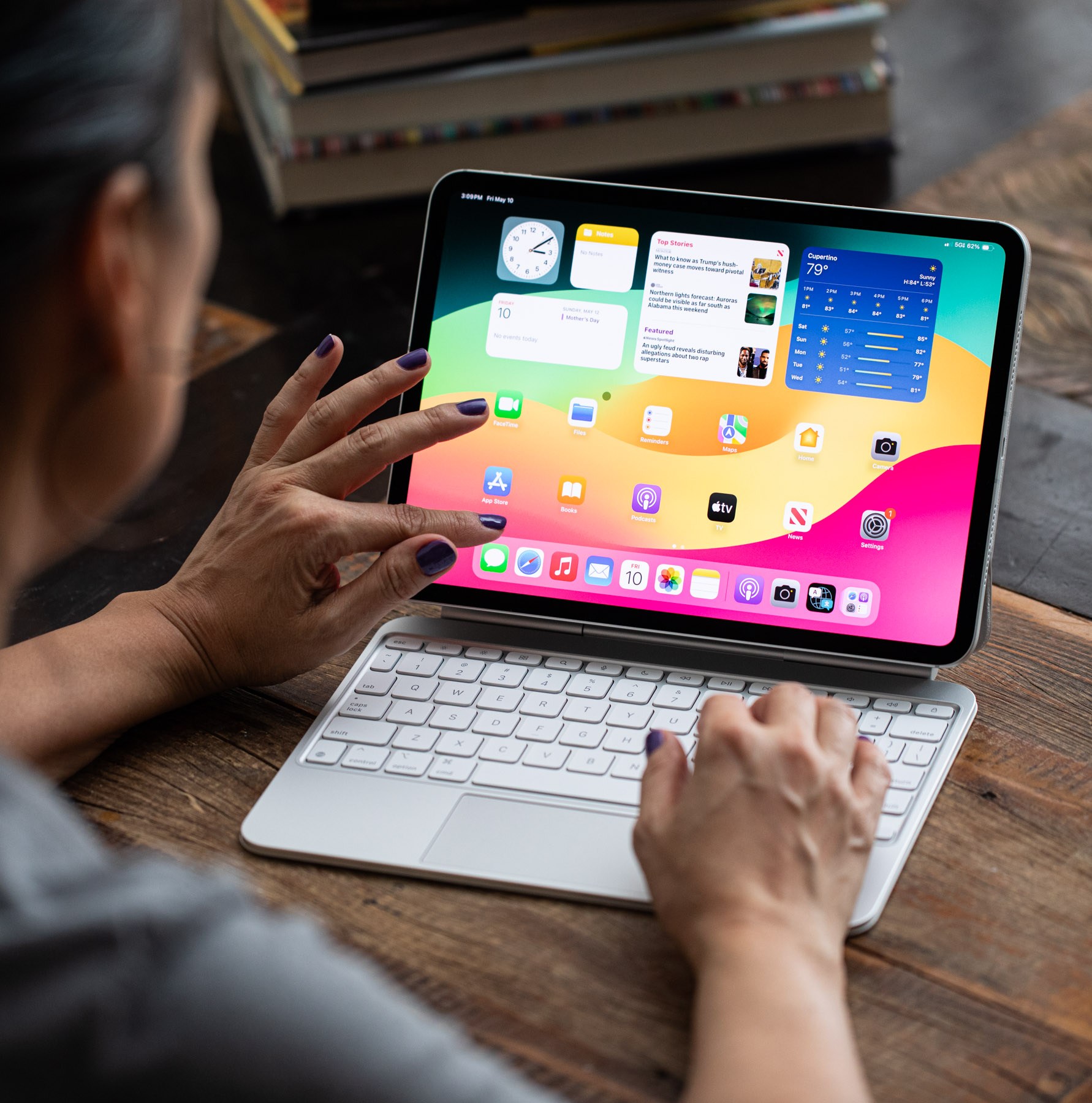 صورة لشخص يقرص الشاشة على جهاز iPad Pro.