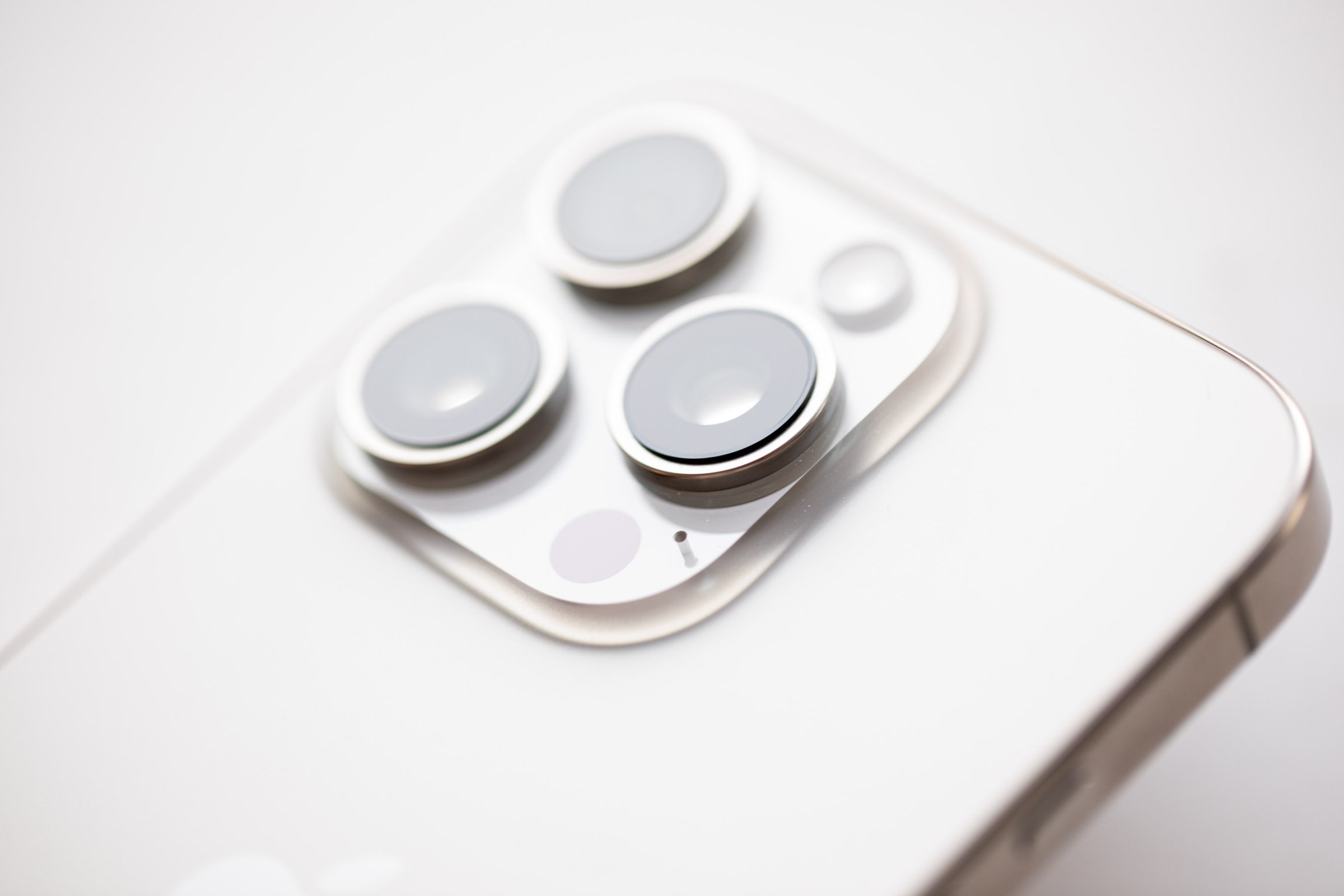 صورة iPhone 16 Pro باللون الأبيض على خلفية بيضاء.