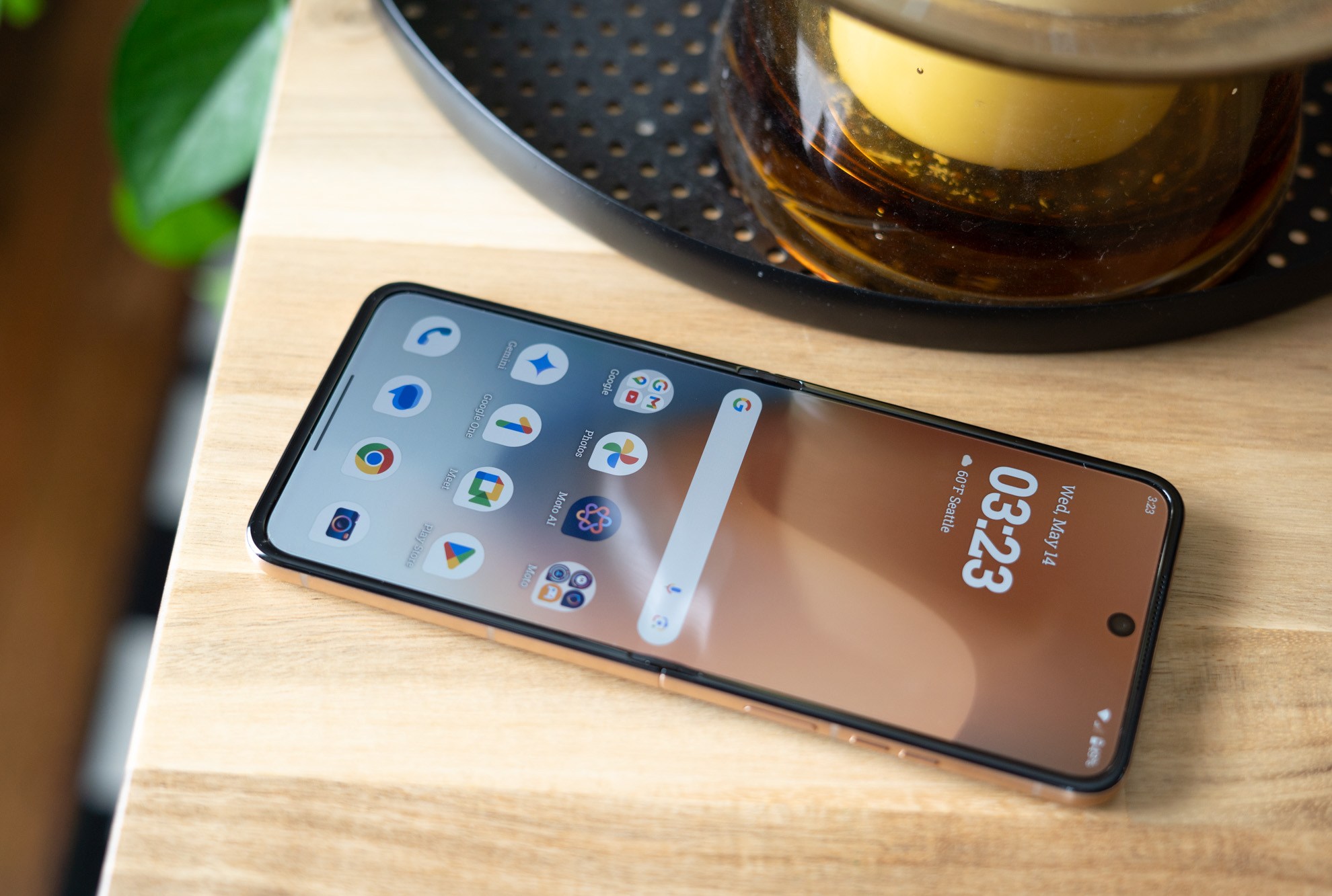 صورة لـ Motorola Razr Ultra على طاولة تعرض الشاشة الداخلية