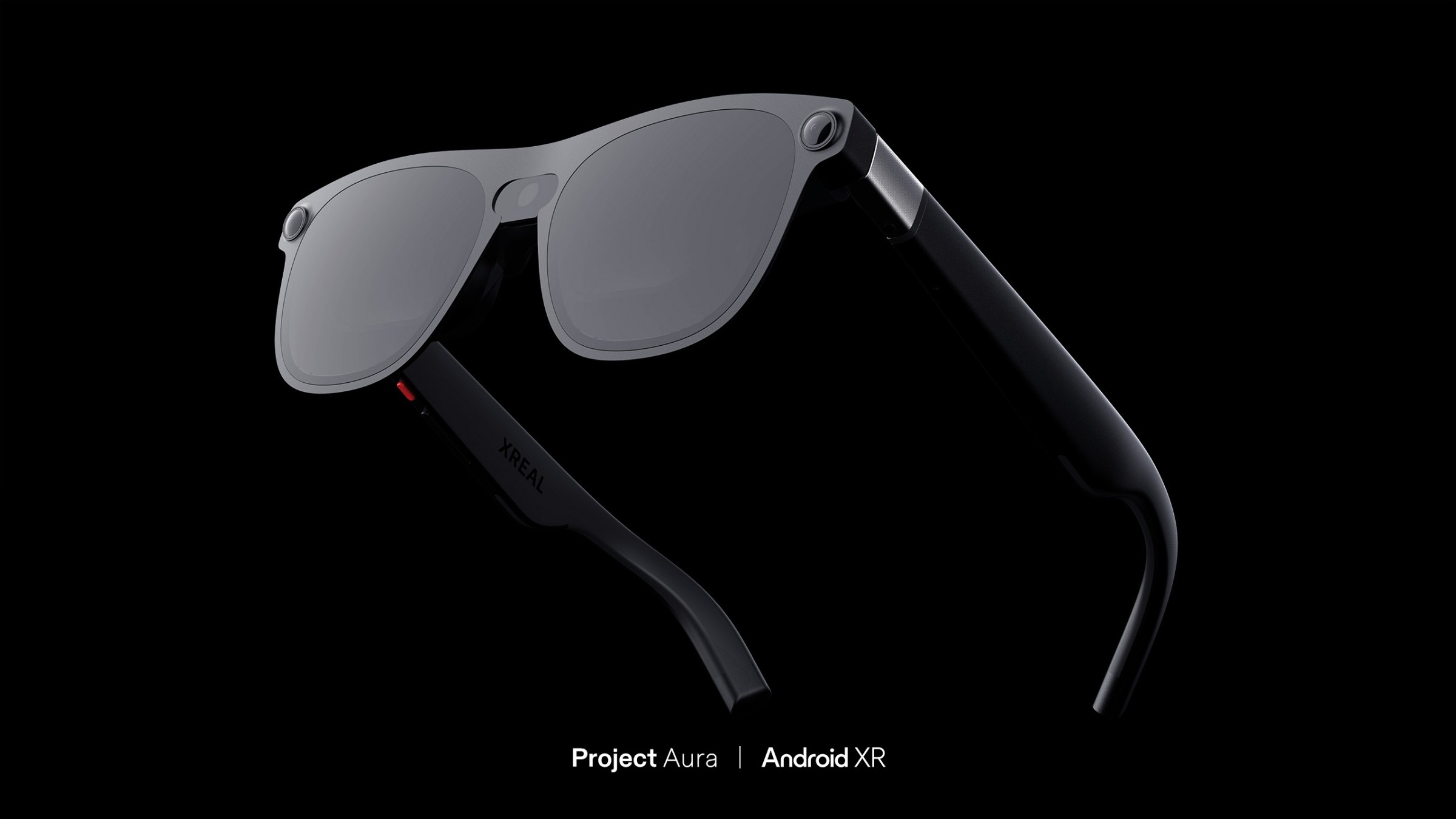 تقديم ما يشبه زوج من النظارات الشمسية العادية ولكن مع كاميرا في المفصلة. الكلمات Project Aura و Android XR في الأسفل.