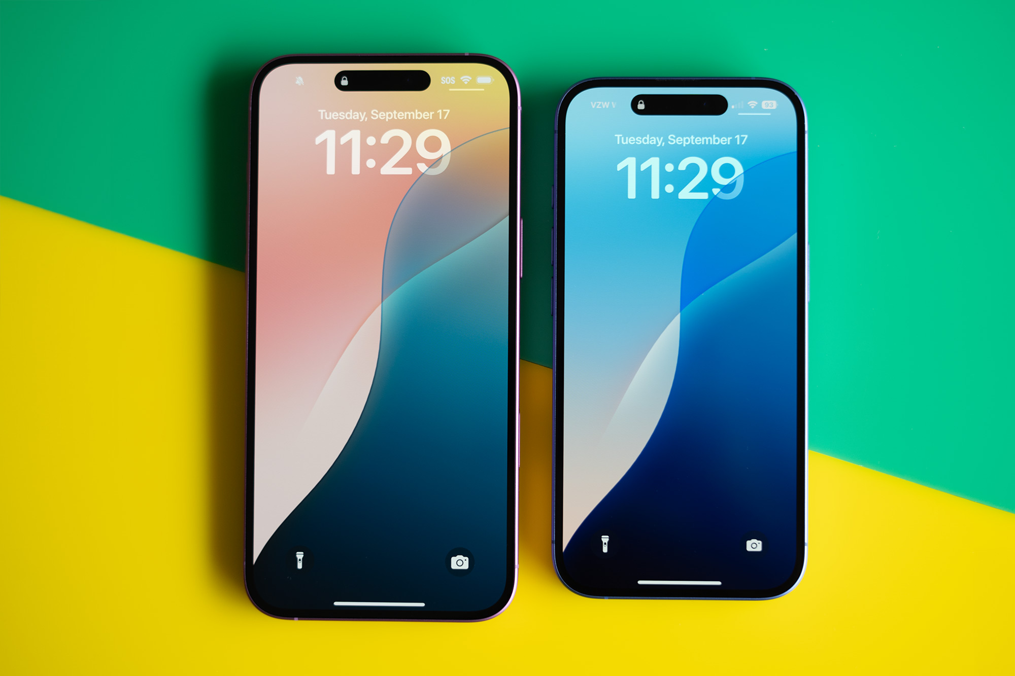 iPhone 16 باللون الأزرق و iPhone 16 Plus باللون الوردي.