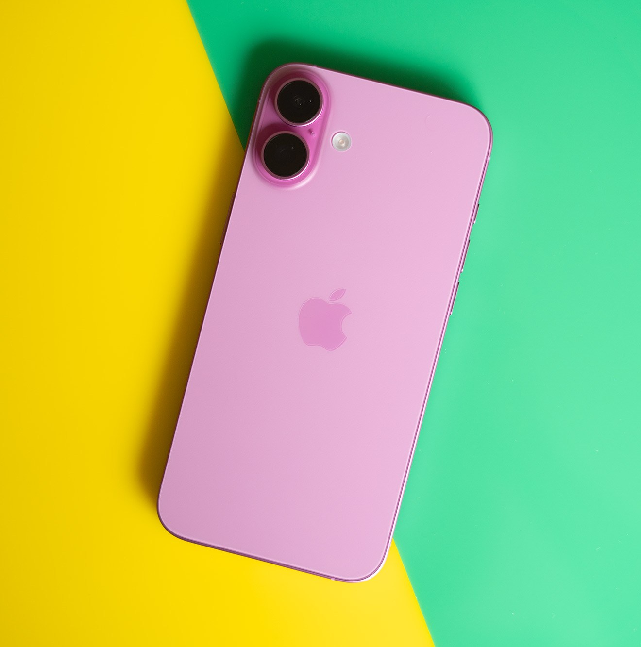 iPhone 16 Plus باللون الوردي.