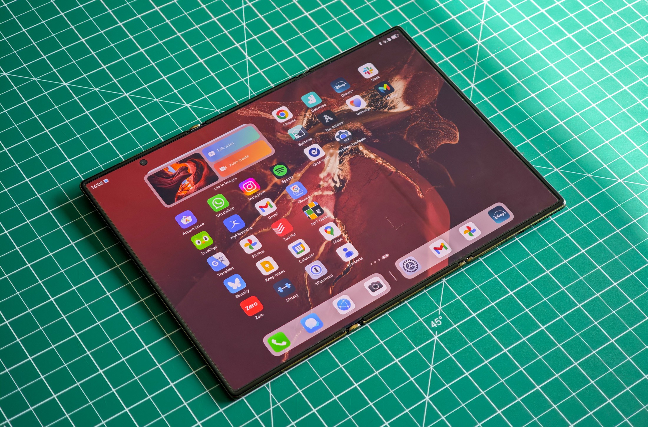 Huawei Mate XT Flat على طاولة خضراء تكشفت بالكامل.