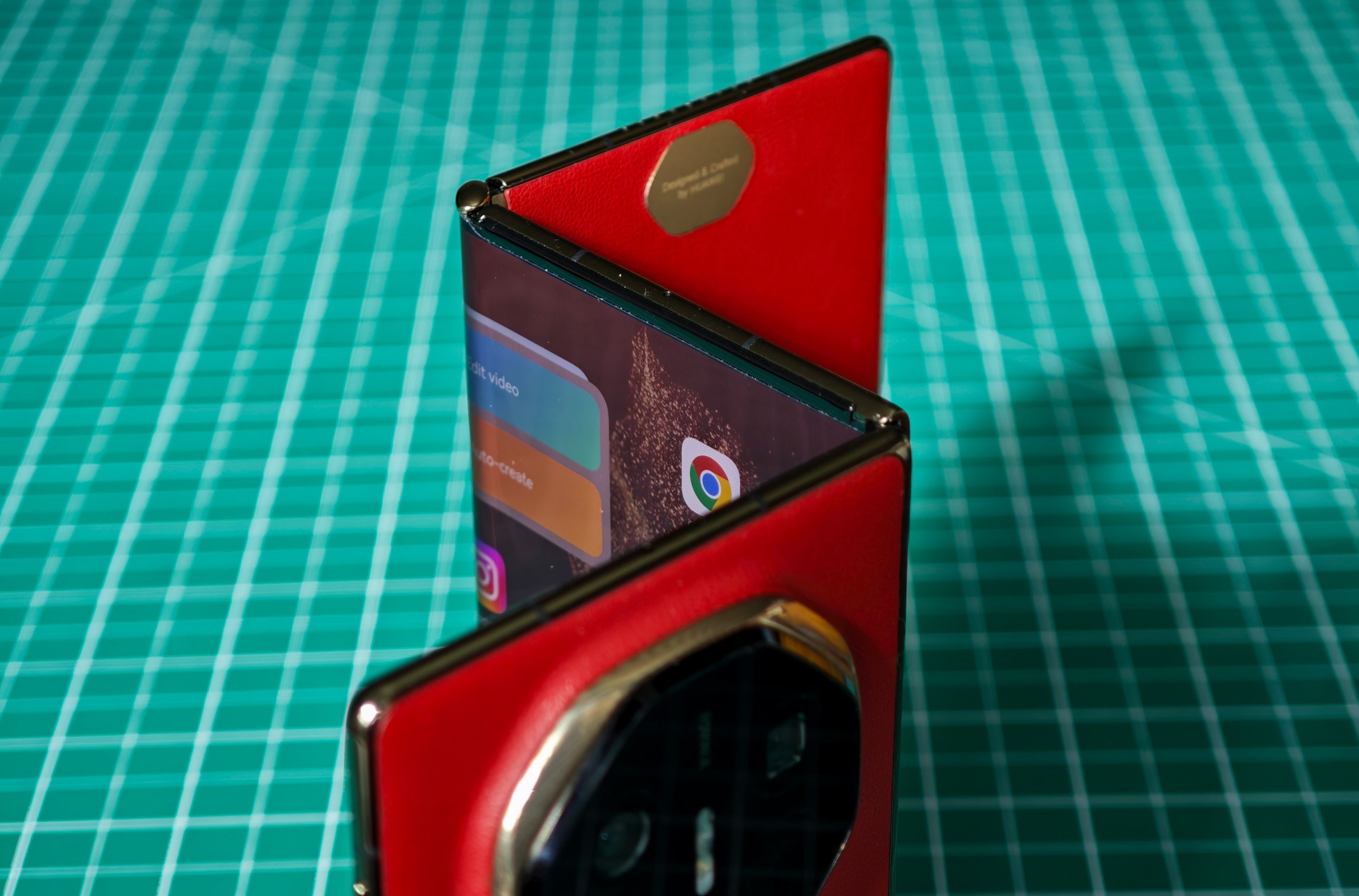 Huawei Mate XT مطوية مفتوحة من فوق