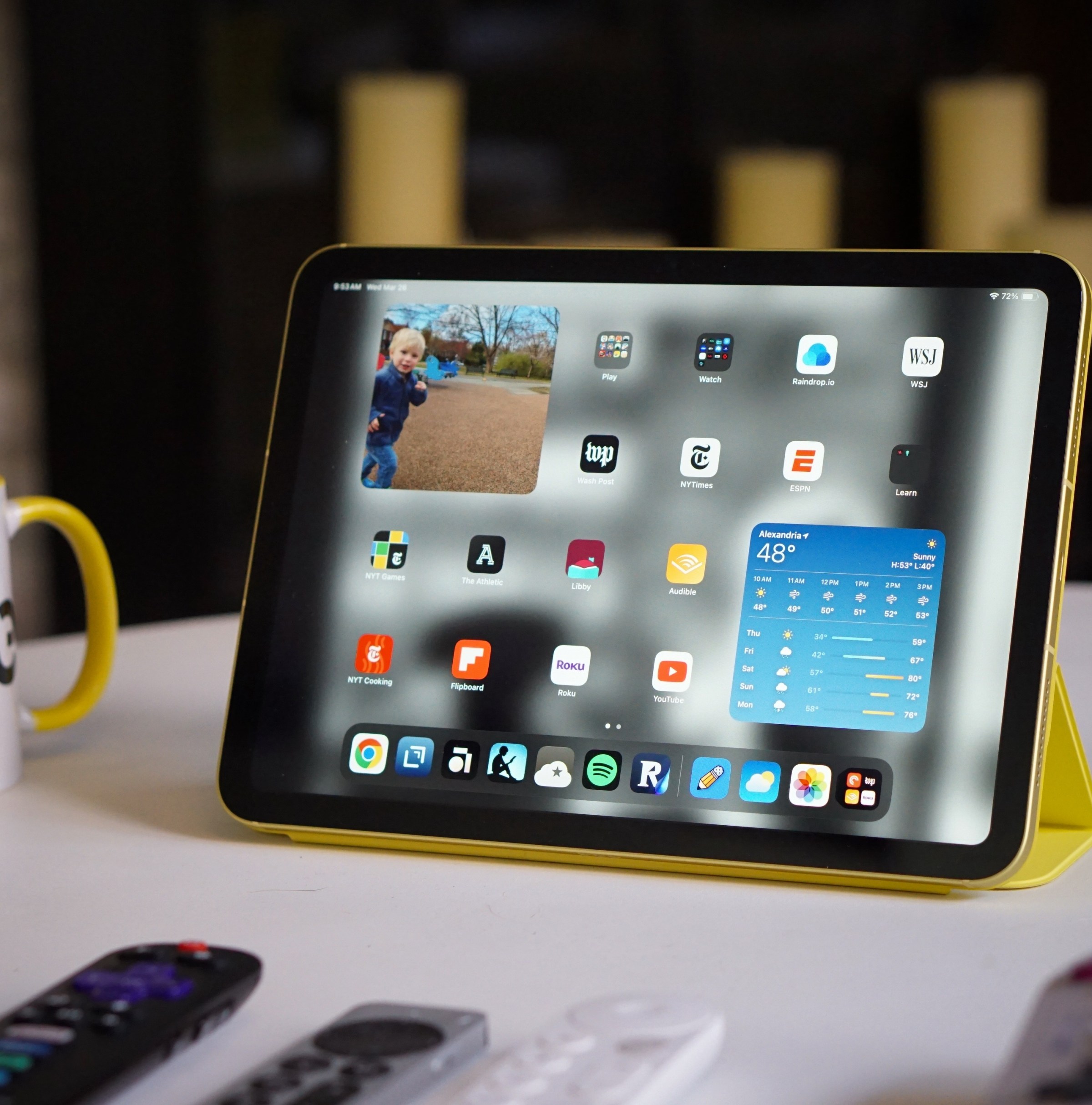صورة لجهاز iPad الجيل الحادي عشر على طاولة.