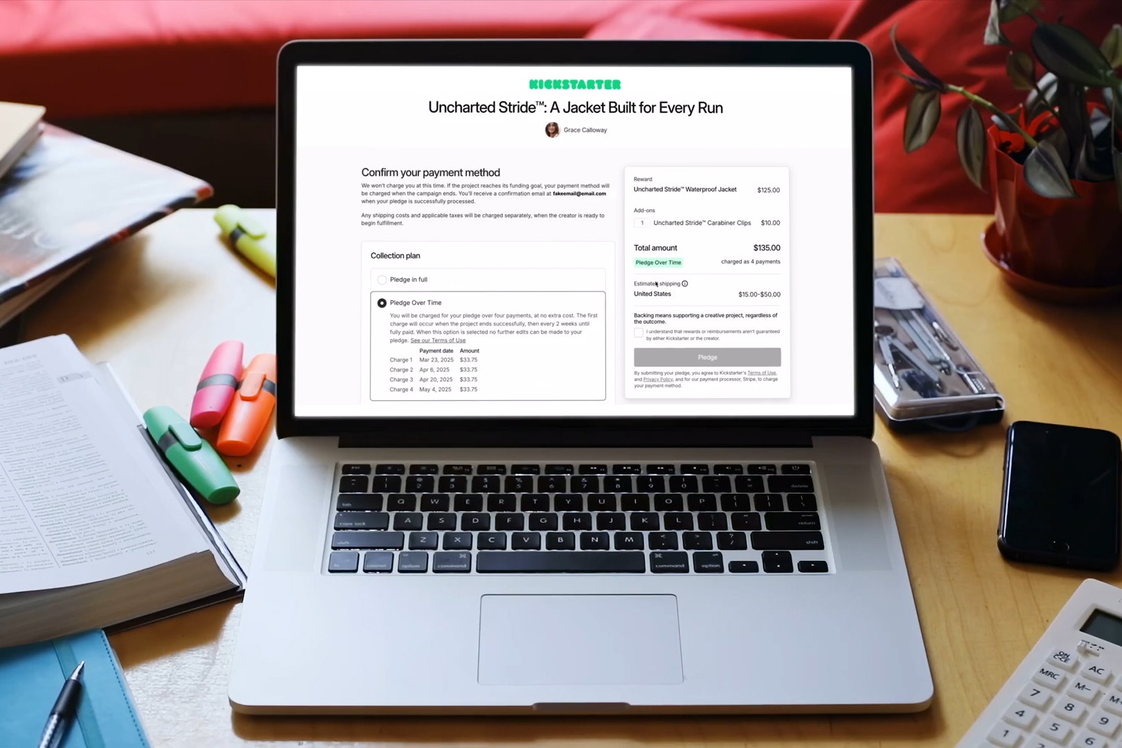 كمبيوتر محمول على مكتب تشوش مع موقع Kickstarter على الشاشة.