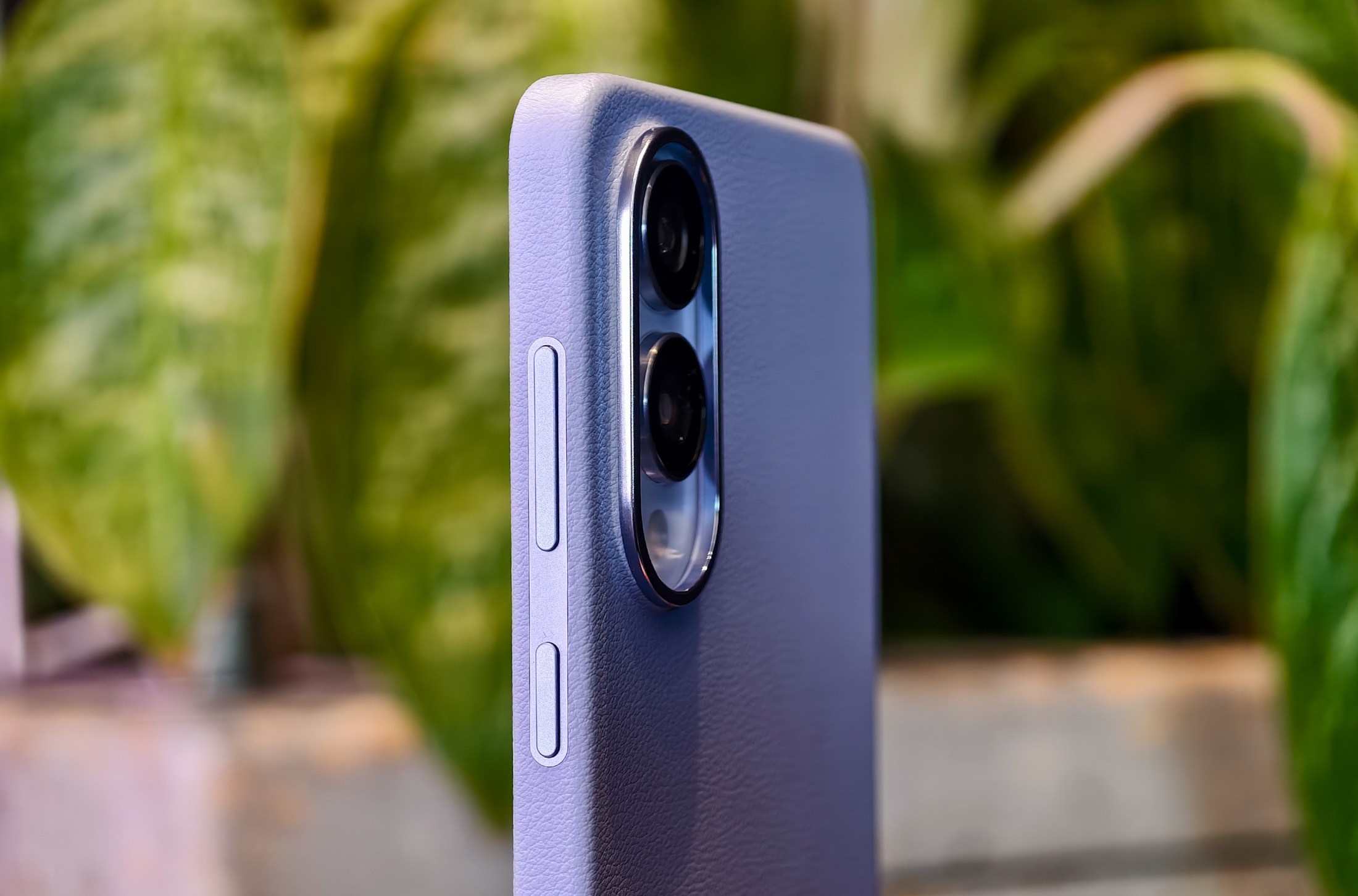 Samsung Galaxy S25 Edge في قضية رسمية.
