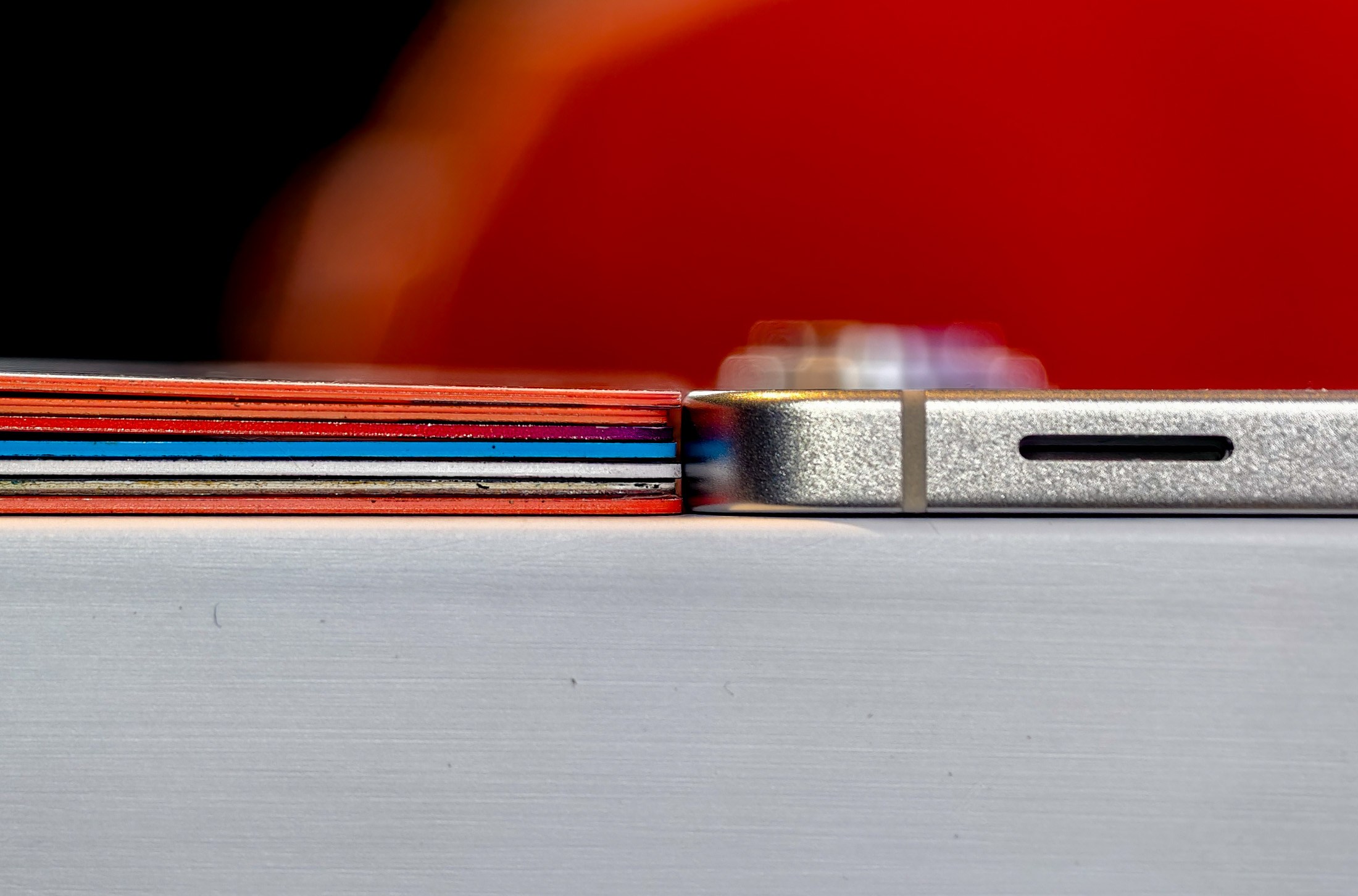 Samsung Galaxy S25 Edge بجوار مجموعة من بطاقات الائتمان