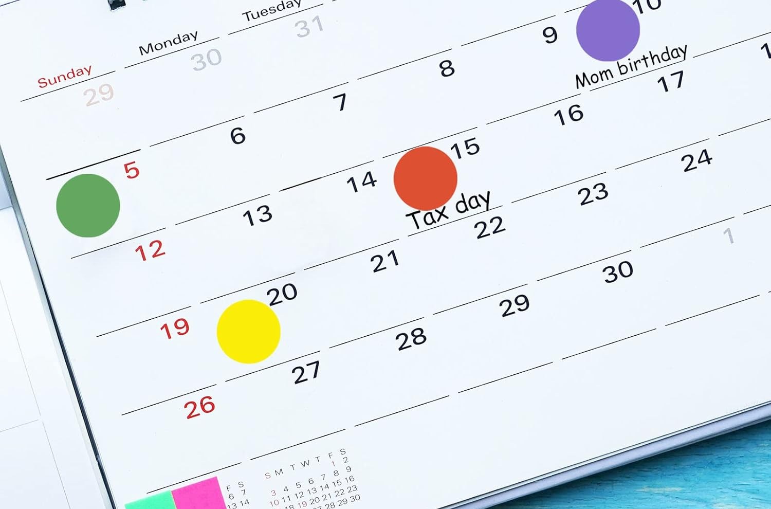 التقويم مع نقاط ملونة في عدة أيام.