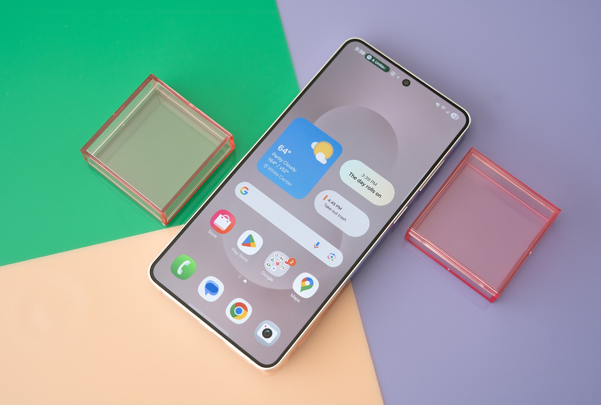 Samsung Galaxy S25 Edge على خلفية ملونة