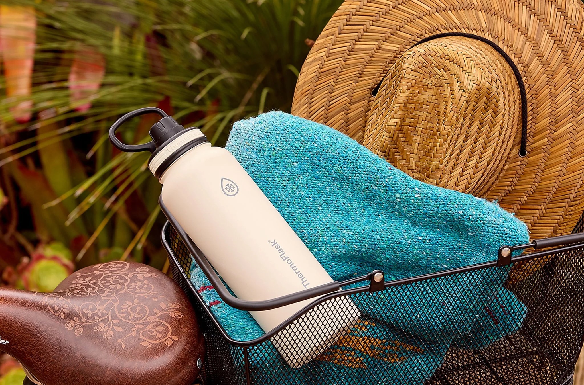 Thermoflask Thermos في سلة معدنية مع منشفة وشمس