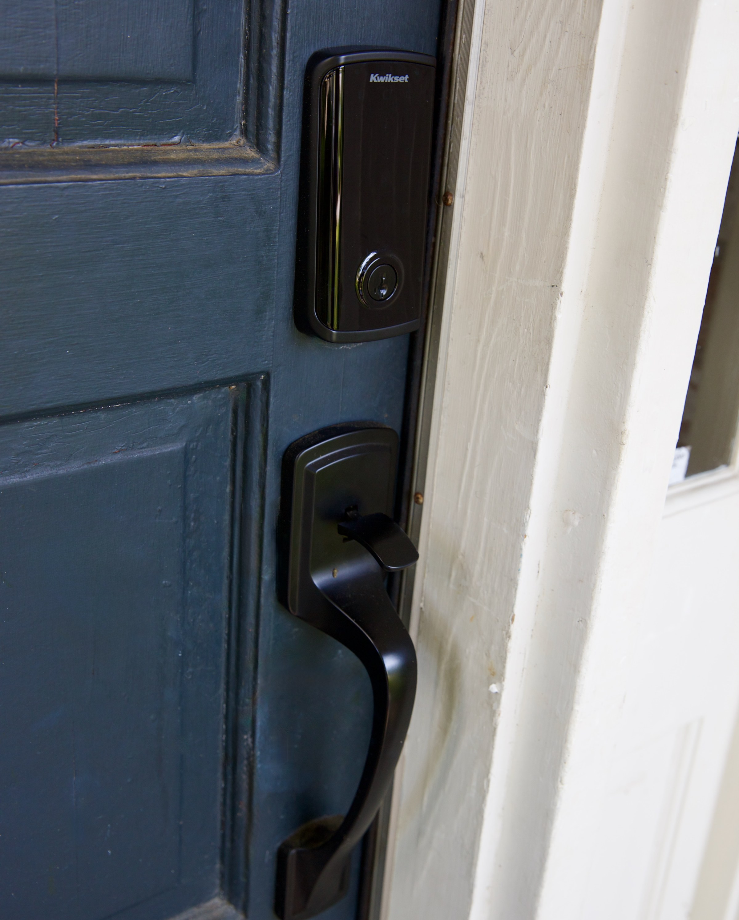 يمزج الهالة بشكل جيد مع مجموعة مقبض باب Kwikset المعاصرة. لكنه عار على العلامة التجارية البارزة.