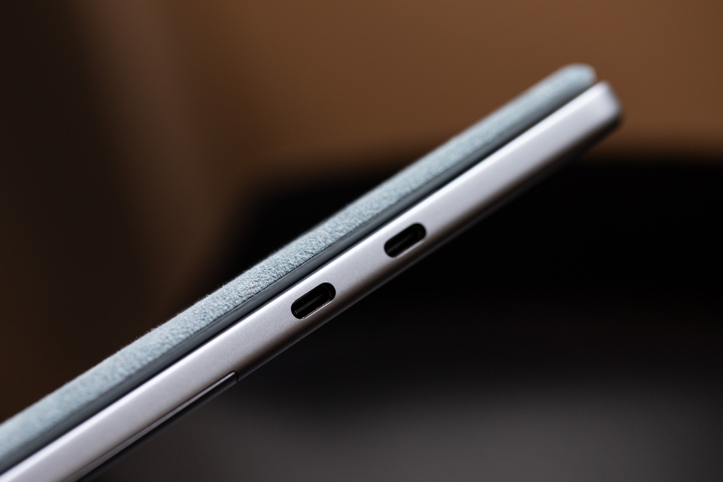 قامت Microsoft بإزالة منفذ شحن Surface Connect ، ولكن يمكنك شحن أي من منافذ USB-C.