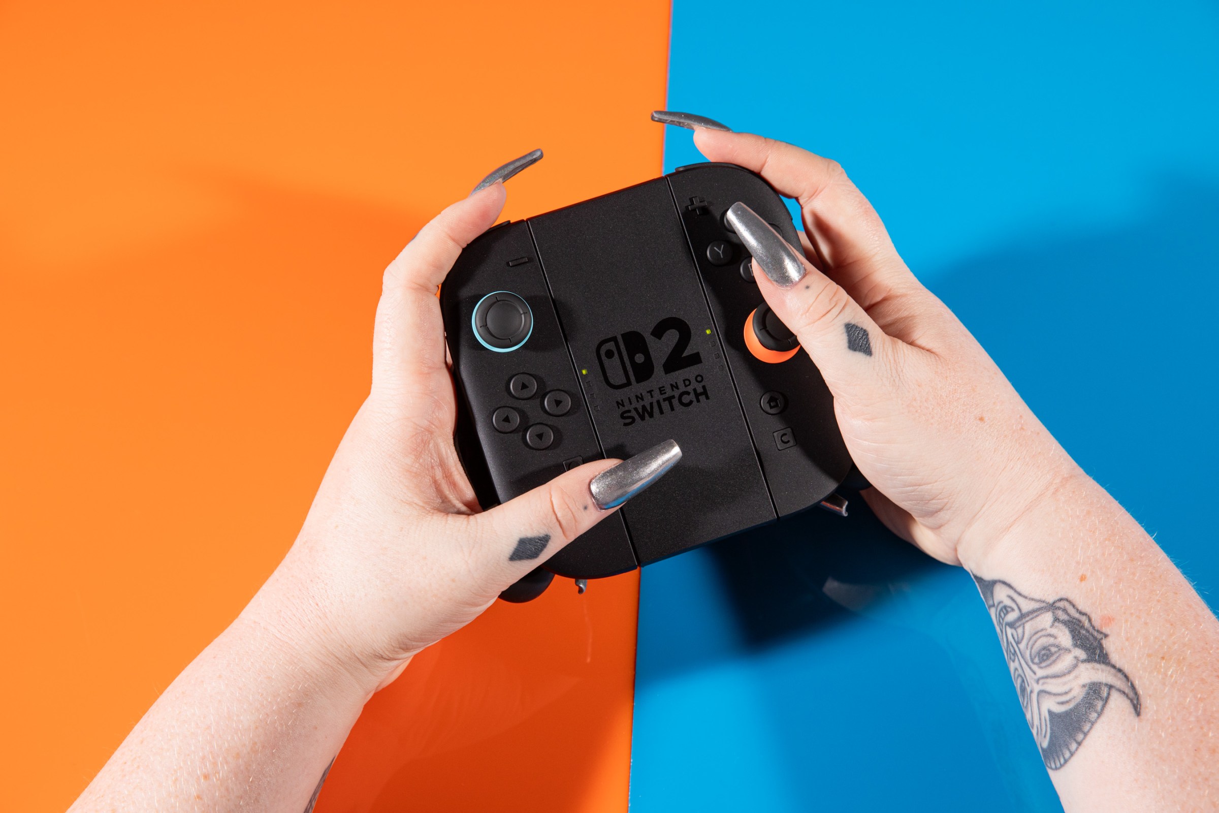 صورة لوحدات تحكم Joy-Con 2 لـ Nintendo Switch 2 في قبضة تحكم.