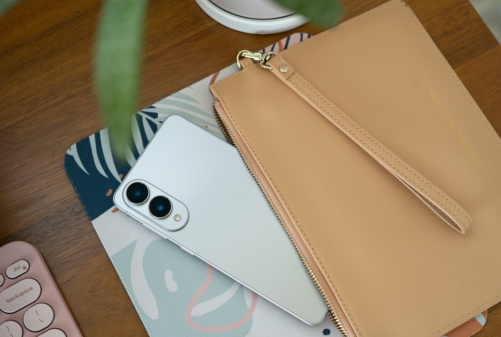 Samsung Galaxy S25 Edge في حقيبة معصم نحيفة.