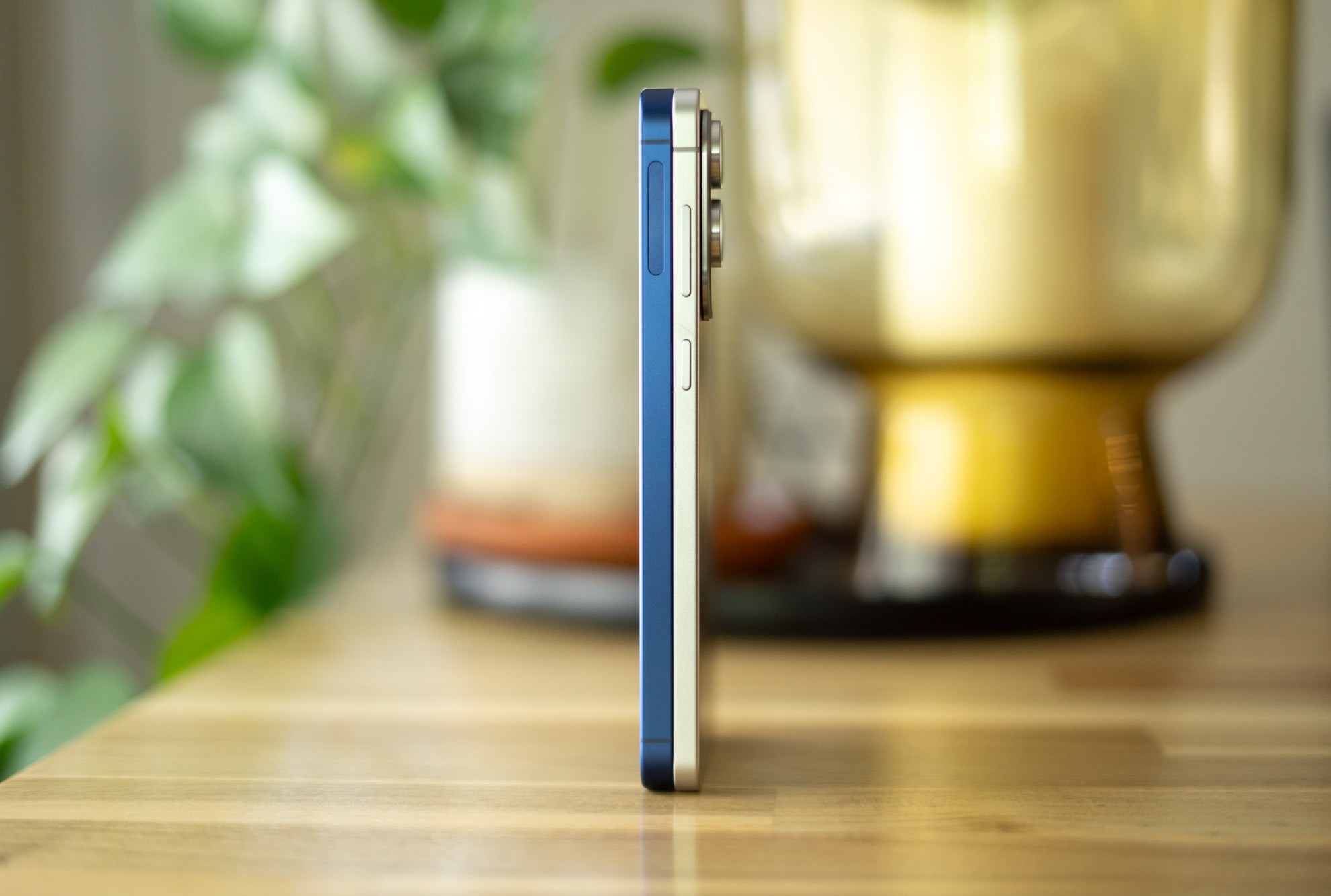 Samsung Galaxy S25 Edge بجوار S25 Plus.