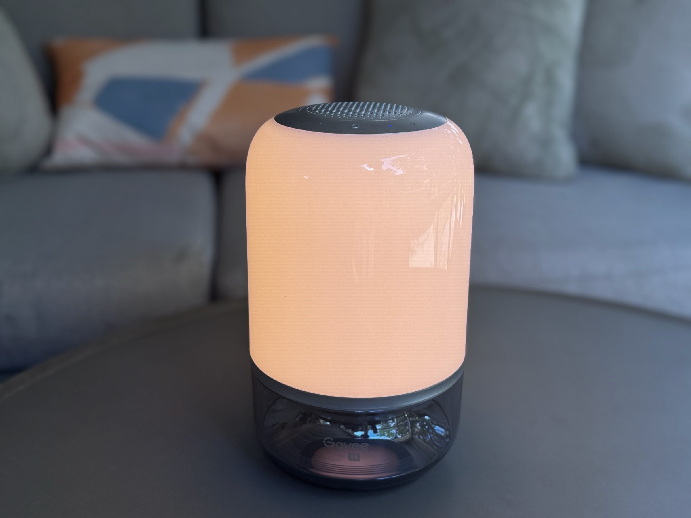 يقوم مصباح Govee Table بعمل رائع مع ضوء أبيض قابل للضبط إلى جانب تأثيرات RGB.