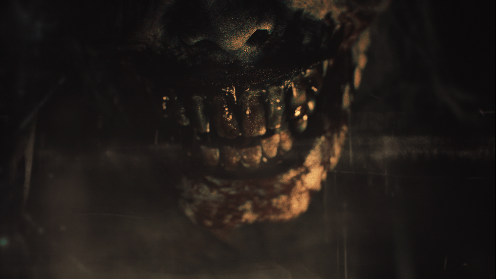 لقطة شاشة من Resident Evil Requiem التي تتميز عن قرب على الفم الدموي للوحش والأسنان المثيرة للاشمئزاز.