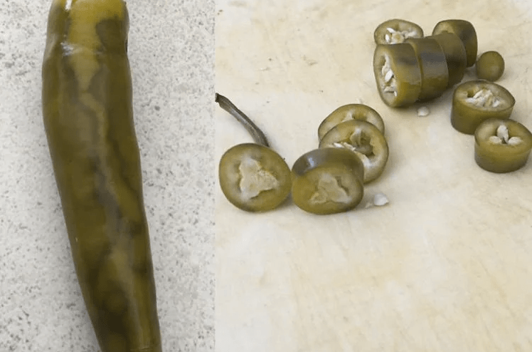 الفلفل الحار الذي يبدو خضراء بشكل موحد.