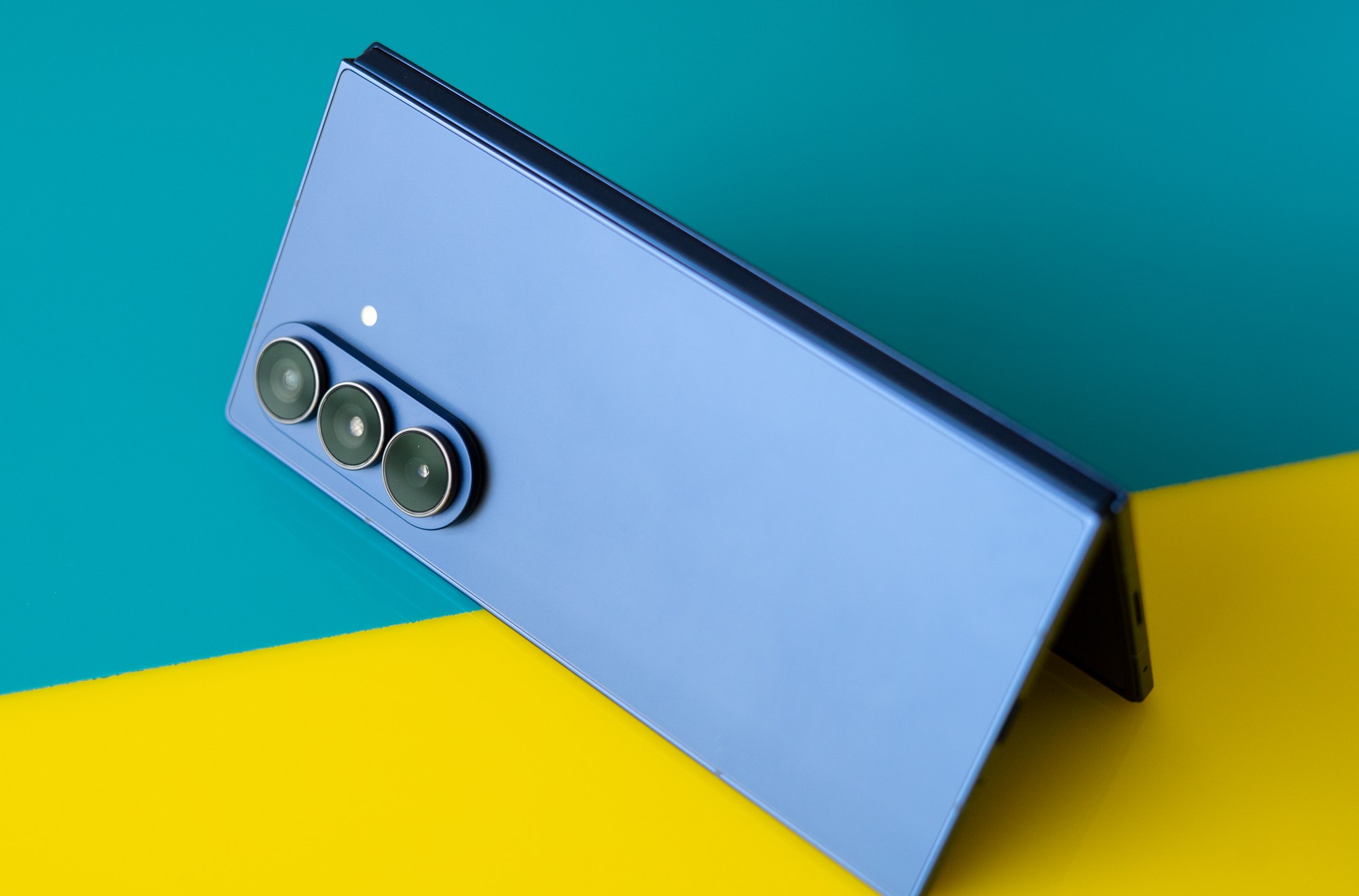 Samsung Galaxy Z Fold 7 باللون الأزرق