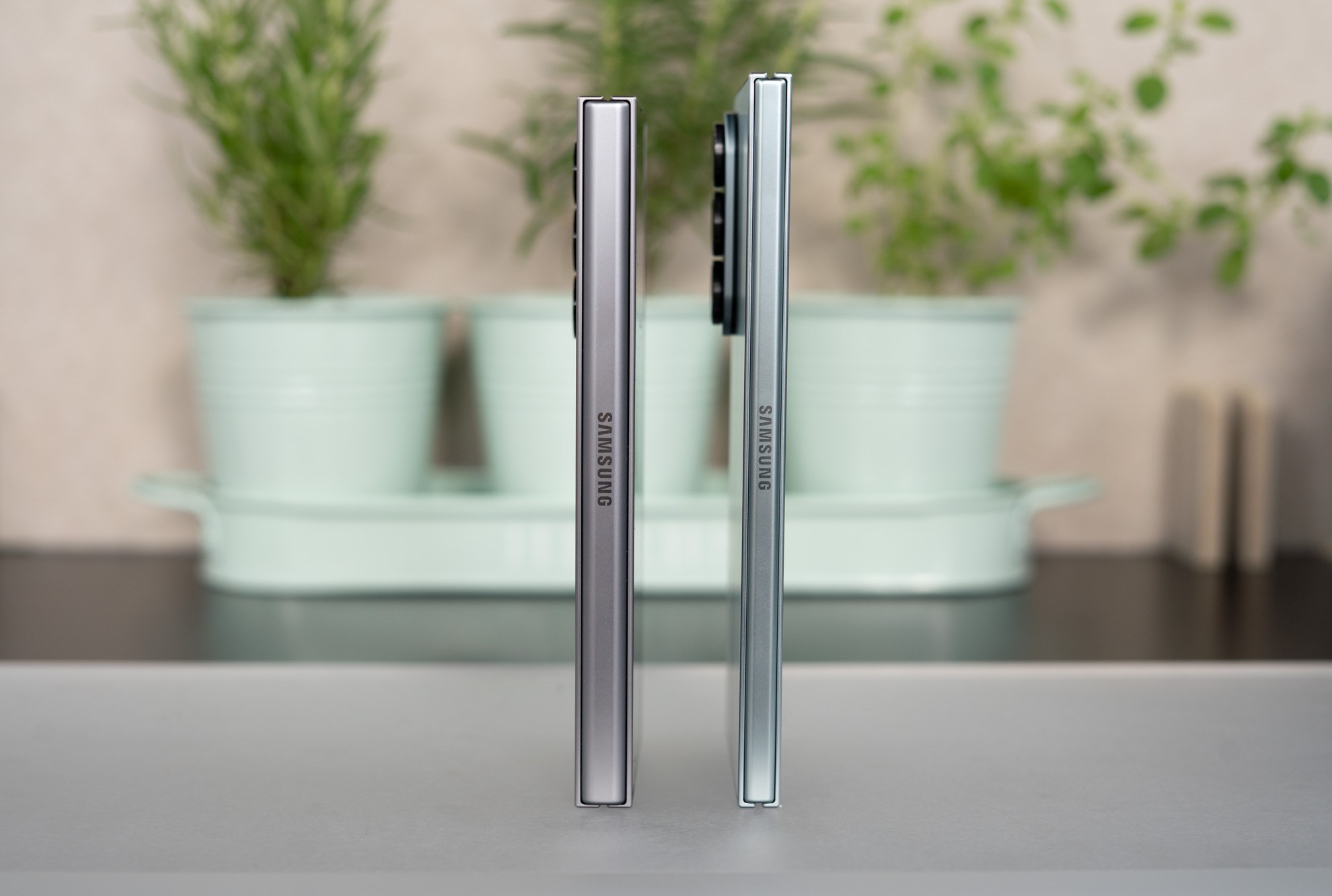 Samsung Galaxy Z Fold 7 بجوار Z Fold 6
