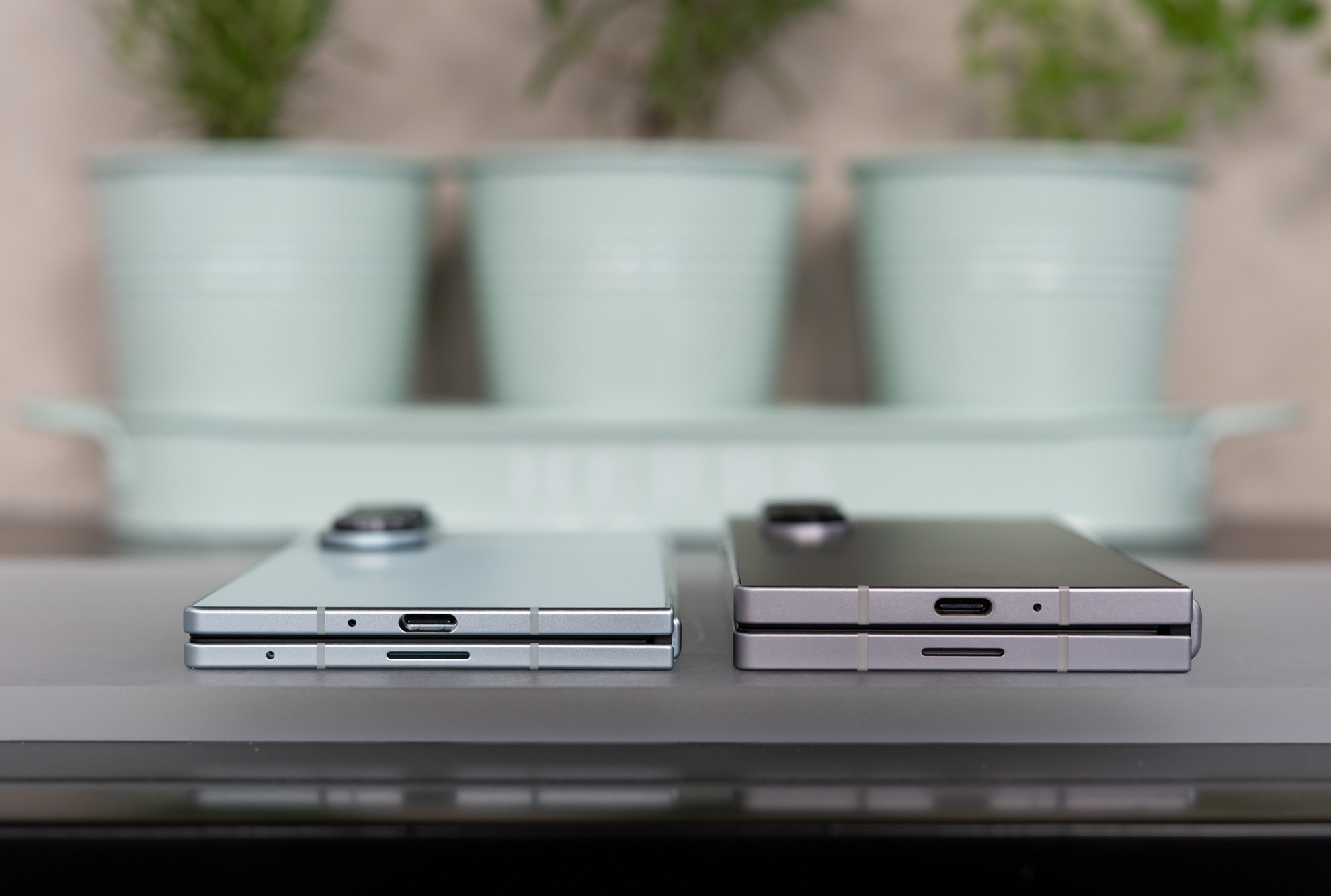 Samsung Galaxy Z Fold 7 الموضحة بجوار z طية 6 مطوية في النصف.