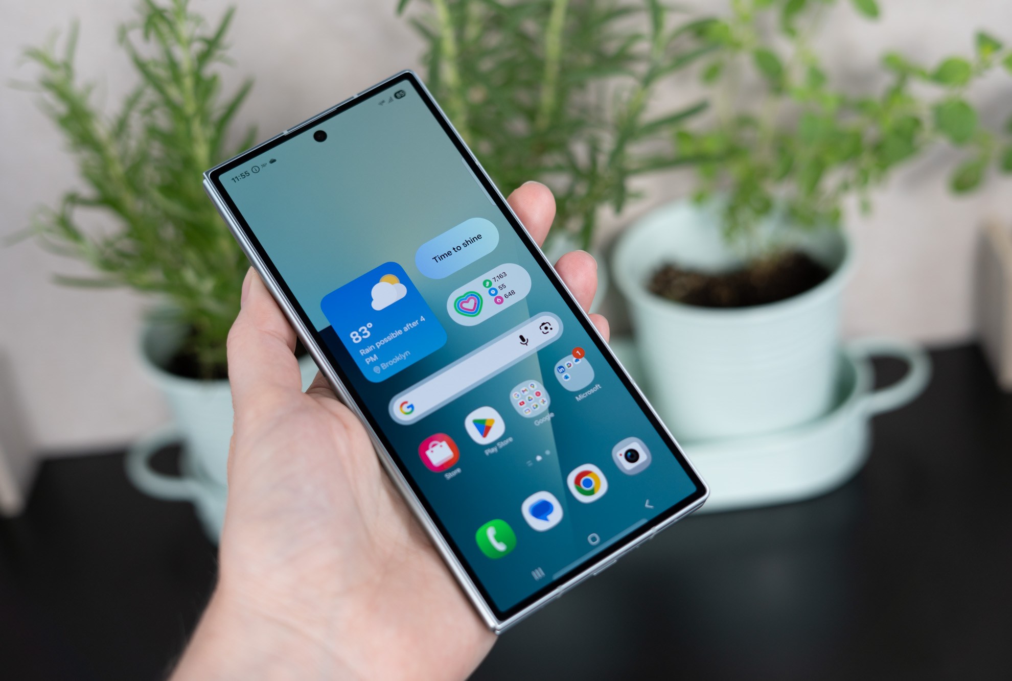 Samsung Galaxy Z Fold 7 في يدوي يظهر شاشة الغلاف.
