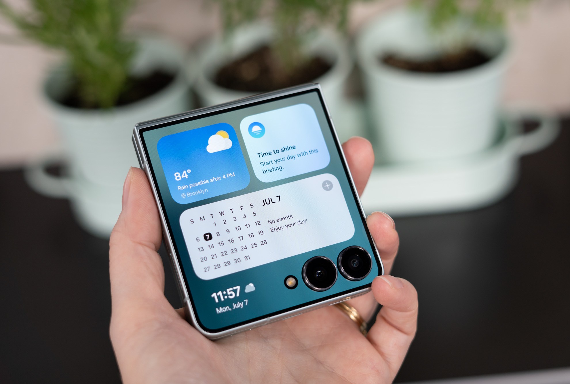 Samsung Galaxy Z Flip 7 تُظهر شاشة غطاء كبيرة.