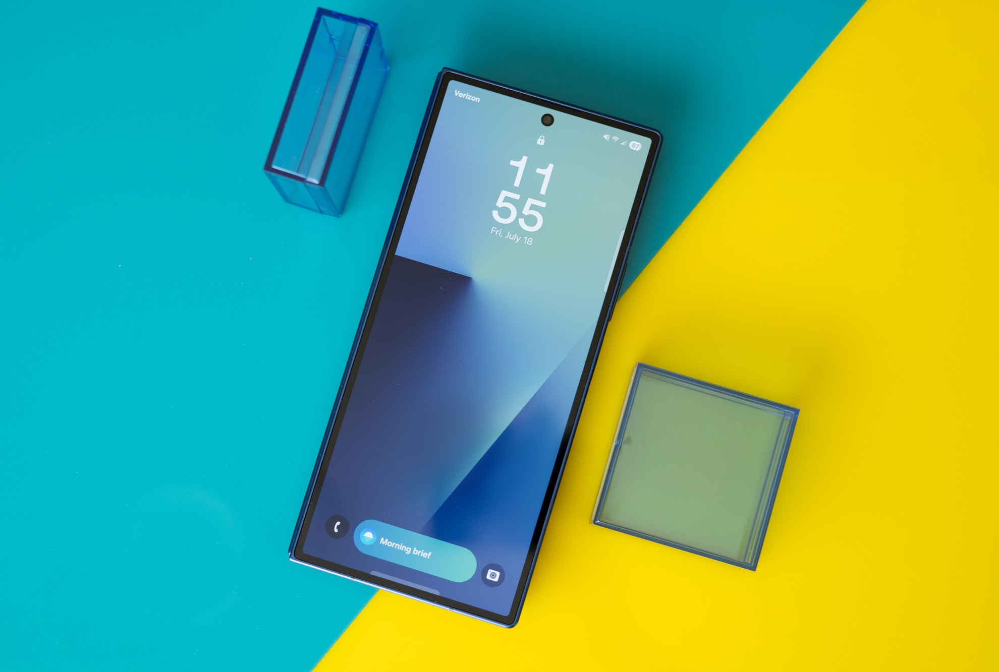 Samsung Galaxy Z Fold 7 باللون الأزرق مع عرض الشاشة الأمامية