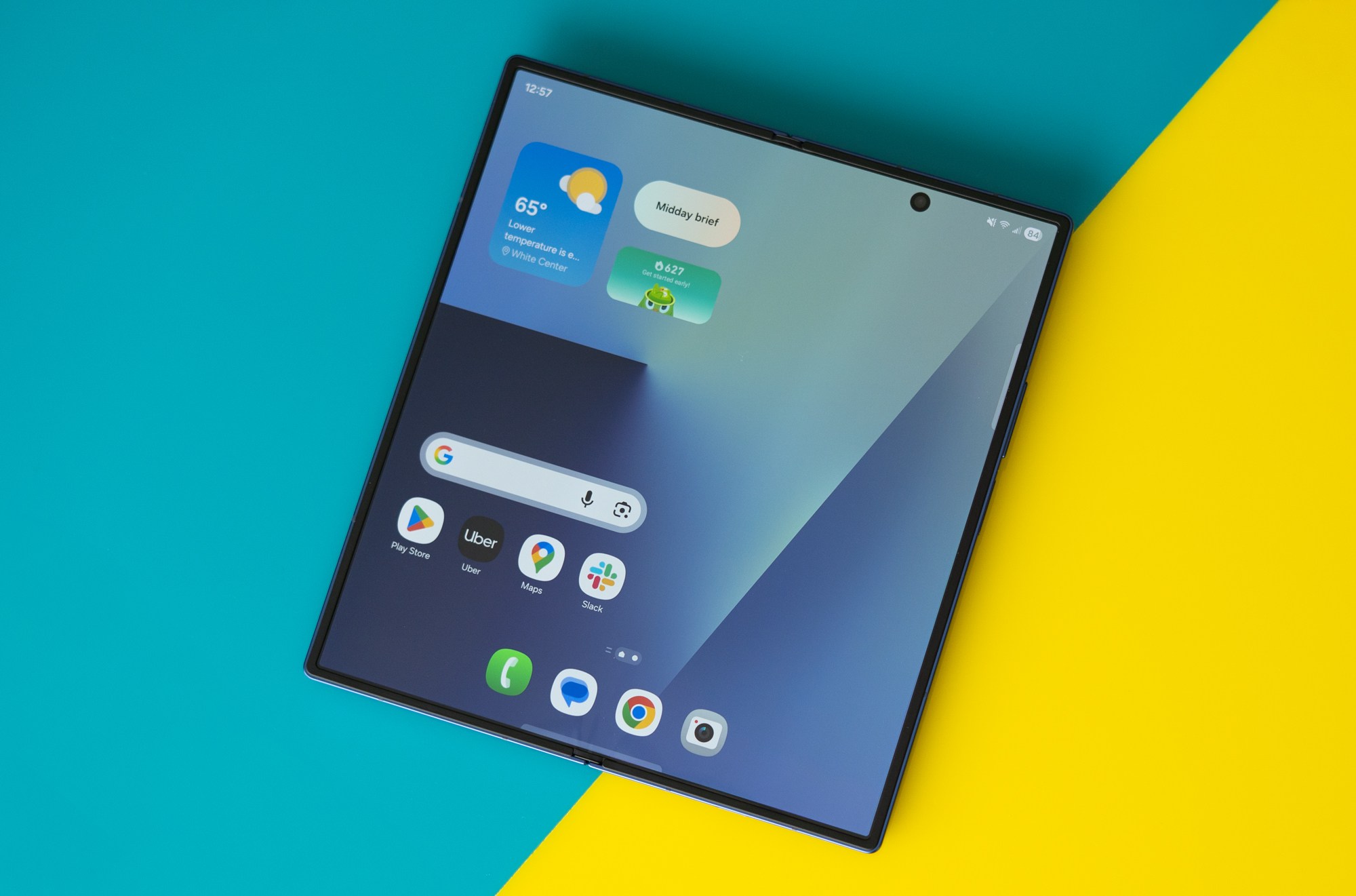 Samsung Galaxy Z Fold 7 باللون الأزرق عرض الشاشة الداخلية