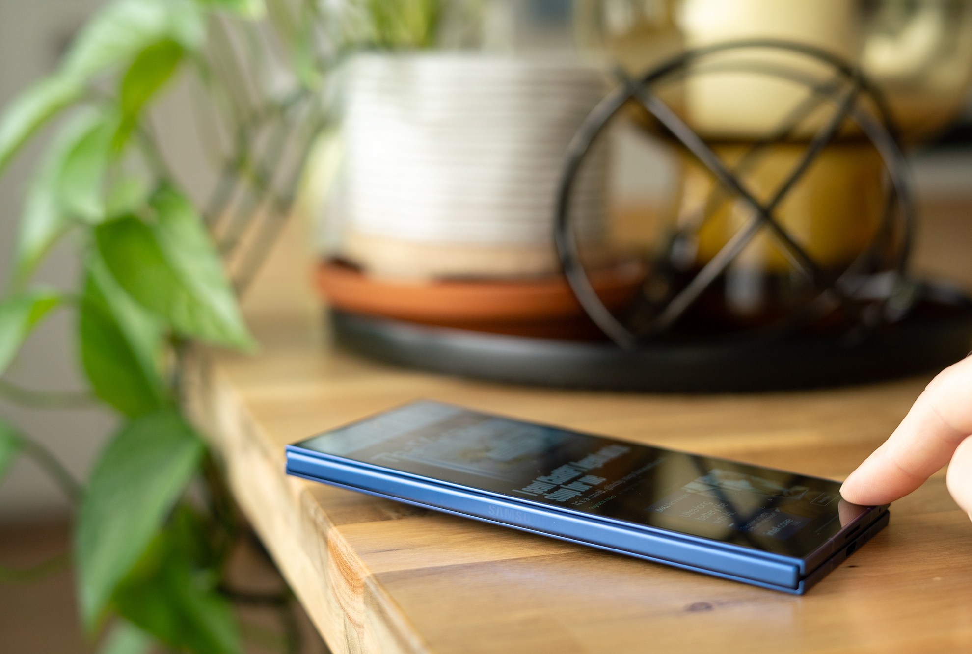 Samsung Galaxy Z Fold 7 الموضحة على طاولة