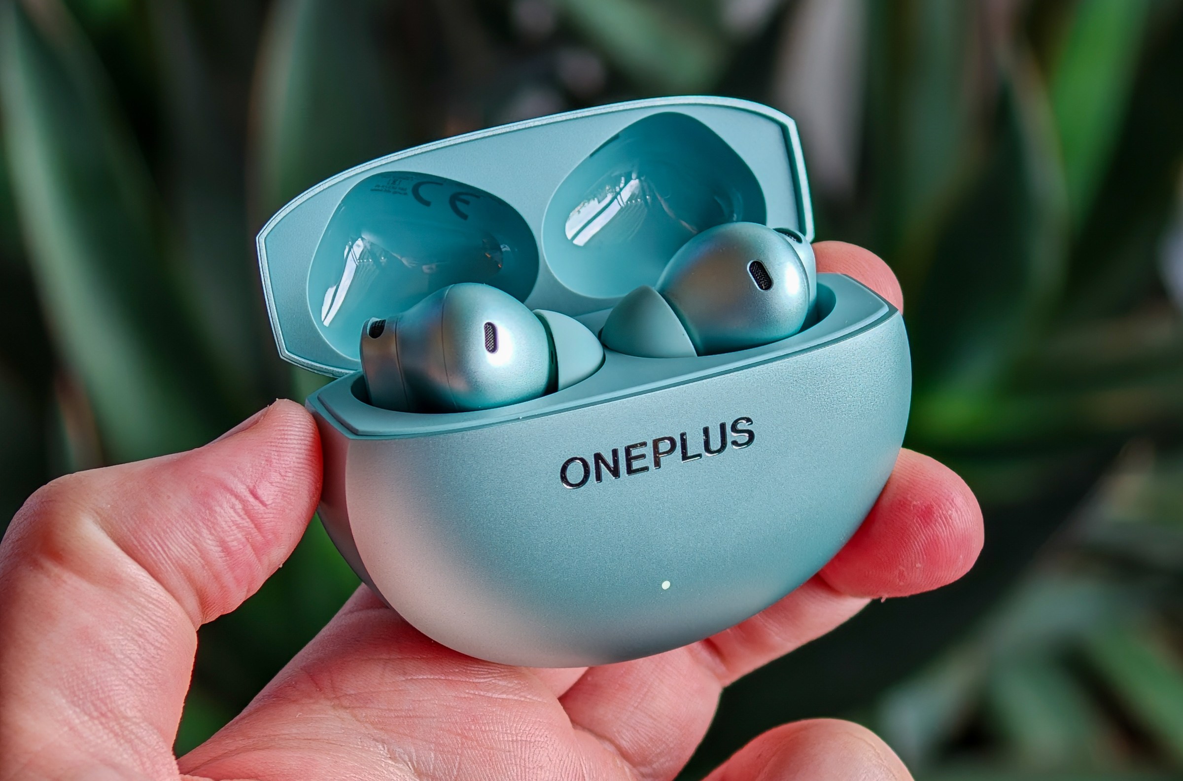 OnePlus Buds 4 في القضية