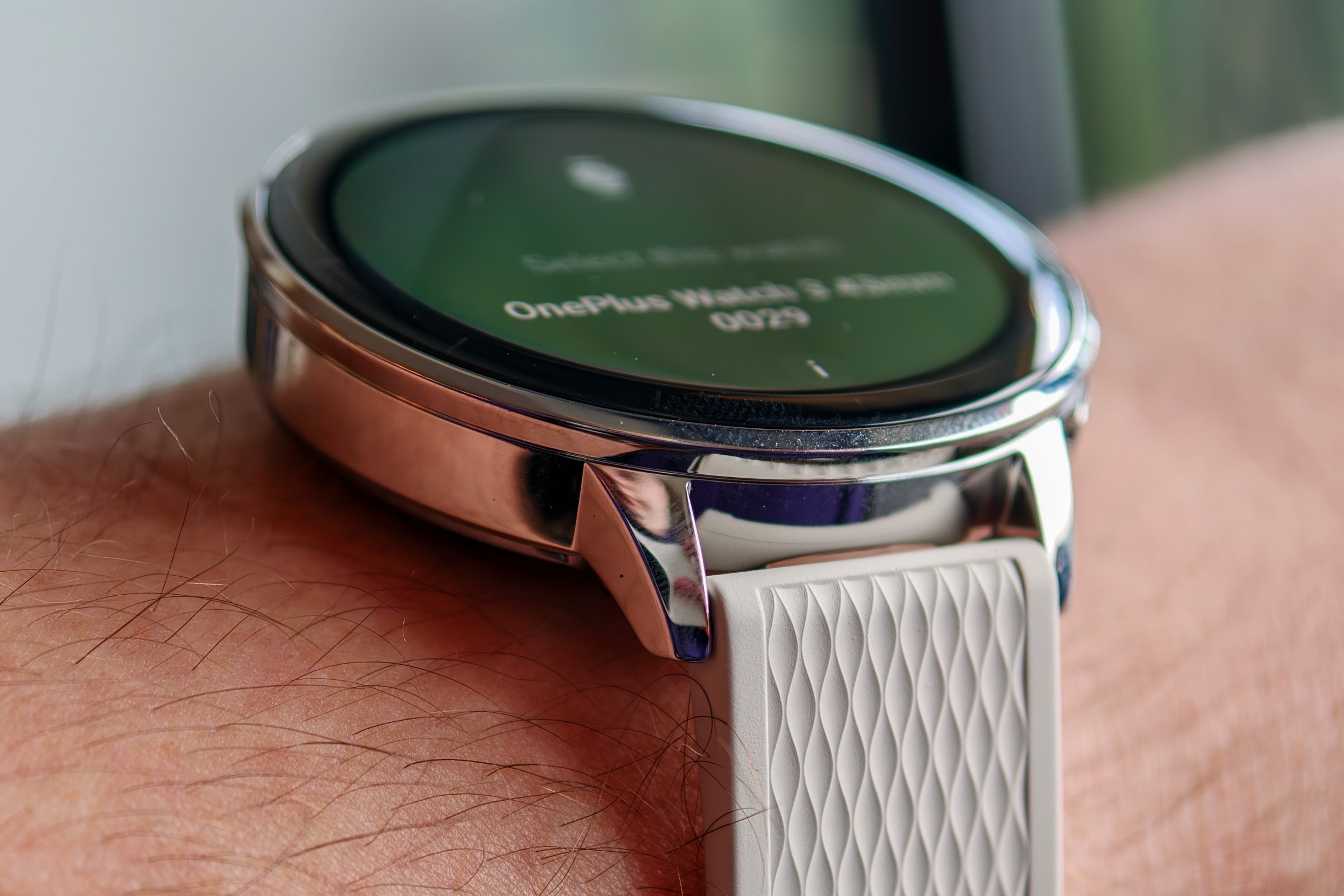 OnePlus Watch 3 43 مم على معصم الرجل من زاوية جانبية