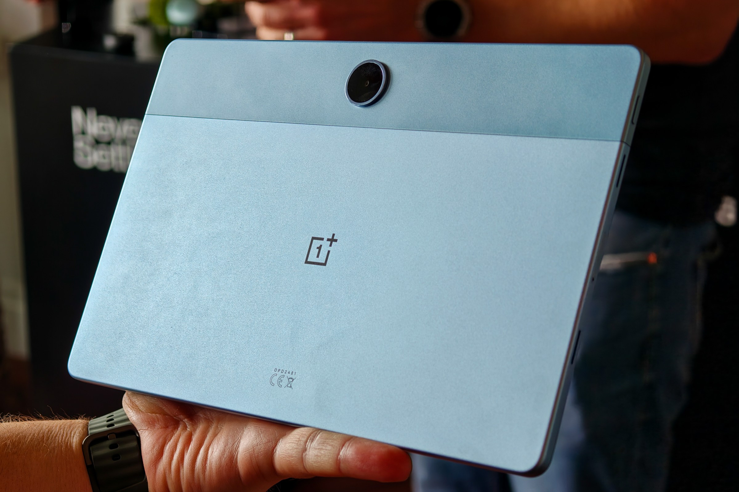 جهاز لوحي pad lite OnePlus محتجز في يد